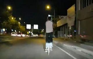 Biri bisikleti sürdü, diğeri bisikletin arkasında...
