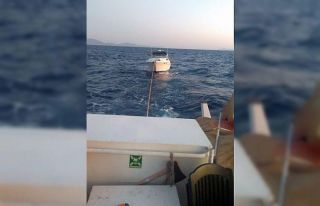 Bodrum açıklarında sürüklenen tekne kurtarıldı