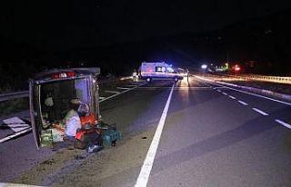 Bolu’da otomobile çarpan hafif ticari araç takla...