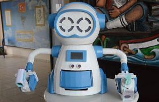Bu robot ateş ölçüyor, dezenfektan sıkıyor,...