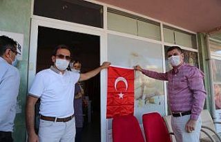 Burdur Belediyesi 2 bin Türk bayrağı dağıttı