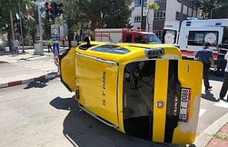 Burdur’da otomobil ile taksi çarpıştı: 8 yaralı