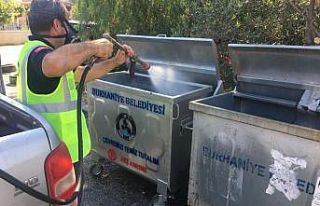 Burhaniye’de karasinek mücadelesi
