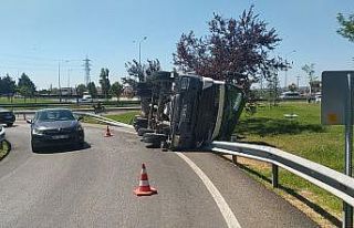 Bursa’da beton yüklü kamyon yan yattı