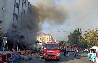 Büyükşehir İtfaiyesi mobilya mağazası yangına...