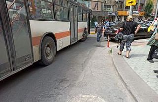 Cadde ortasında yol ortasında park edilen otomobil...