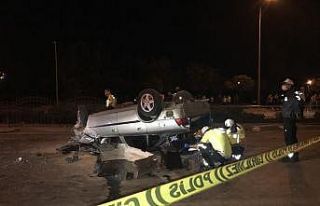 Cam yüklü kamyonete çarpan otomobil takla attı:...