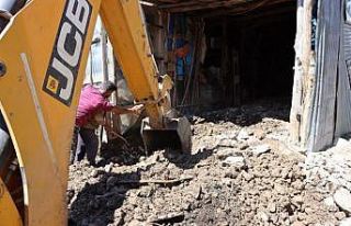 Çat belediyesi ekipleri selden zarar gören vatandaşların...