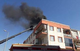 Çatı katı alevlere teslim oldu