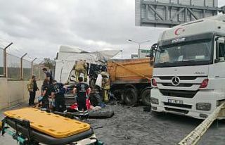 Çekmeköy’de 2 hafriyat kamyonu çarpıştı: 1...