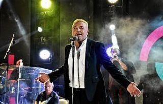 Cenk Eren hayranlarını coşturdu