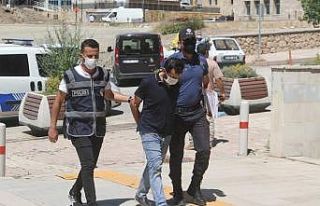 Cep telefonu hırsızı önce kameraya sonra polise...