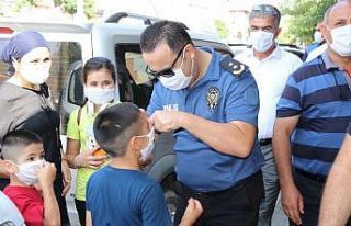 Ceplerde ve çantalarda saklı maskeler yüzlerle...