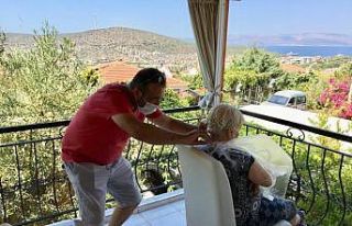Çeşme’de muhtar-kuaför iş birliği ile ücretsiz...