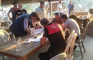 Çeşme’de yapılan maske ve sosyal mesafe denetimlerinde...