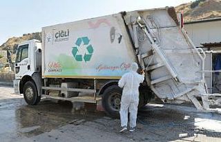 Çiğli’de çöp kamyonlarına korona virüs dezenfeksiyonu
