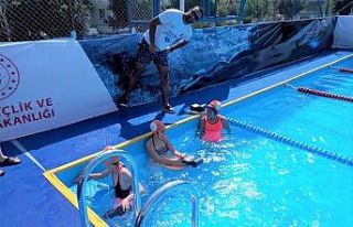 Çocuklar portatif havuzlarda yüzme öğreniyor