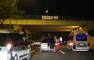 Çocukların ve gençlerin camlardan çıktığı...