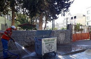 Çöp konteynerleri yıkanıyor