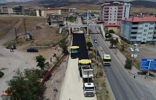 Cumhuriyet Caddesi’nde sıcak asfalt serimi başladı