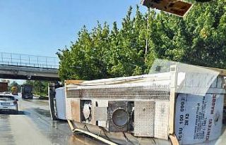 D650 karayolunda kimyasal madde taşıyan tır devrildi:...
