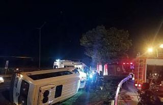 D-100’de güvenlik görevlilerini taşıyan minibüs...