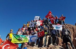 Dağcılar 30 Ağustos Zafer Bayramını Zirvede Kutladı
