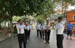 Davutlar ve Güzelçamlı’da kent orkestrası eşliğinde...