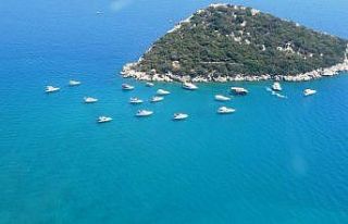 Denizde teknelerin sosyal mesafeli parkı havadan...