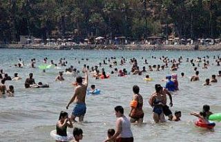 Denizde yüzecek yer kalmayınca Azmak’ta yüzdüler
