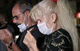 Deprem saatinde eller semaya açıldı