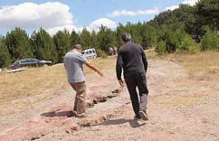 Dev çatlaklar oluştu, köylüler tedirgin oldu