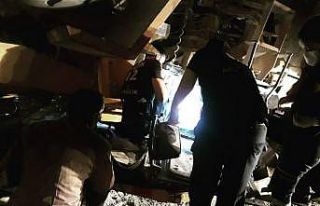 Devrilen iş makinesinin altında kalan 1 kişi yaralandı