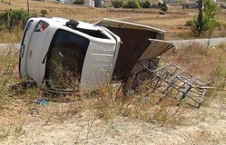 Devrilen kamyonetten burnu bile kanamadan çıktı