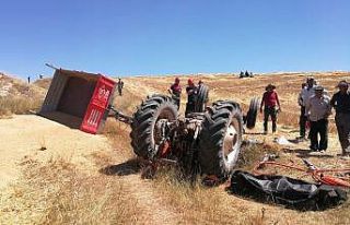 Devrilen traktörün altında kalan sürücü hayatını...