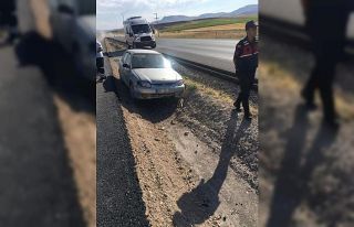 Direksiyon hakimiyeti kaybolan araç refüje girdi