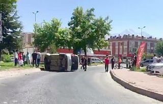Direksiyon hakimiyeti kaybolan araç yan yattı