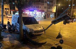 Direksiyon hakimiyetini kaybeden sürücü trafik...