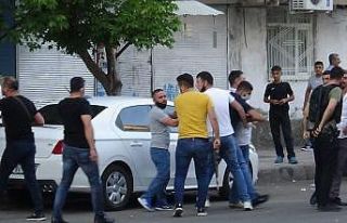 Diyarbakır’da pazar yeri kavgasında silahlar konuştu:...