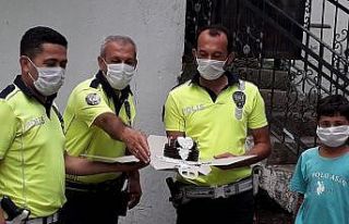 Doğum günü pastası için polis amcalarını aradı