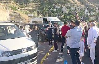 Düğün salonundan önce şehir manzarasına karşı...