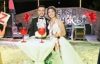 Düğünde geline doğum günü sürprizi