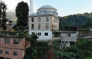 Dükkanını selde kaymasın diye camiye iple bağladı