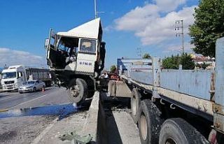 Duran araçlara çarpmamak için manevra yapan tır...