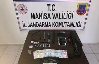 Durdurulan araçta uyuşturucu maddelerle yakalandılar