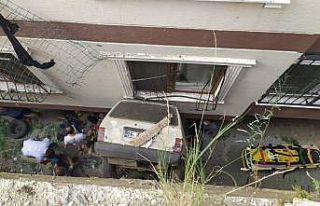 Duvarda asılı kalan araçta can pazarı