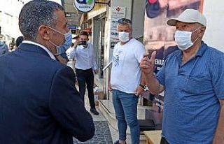 Düzce’de maske denetimine çıkan Vali Atay vatandaşları...