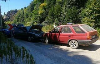Düzce’de otomobiller kafa kafaya çarpıştı:...