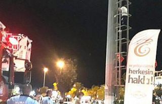 Edremit’te aydınlatma direğine çıkan genç korku...