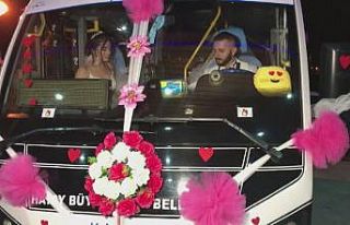 Ekmek teknesi minibüsü gelin arabası yaptı
